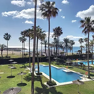 superb-seafront-apartment-marina-real-305.es-andalucia.com/